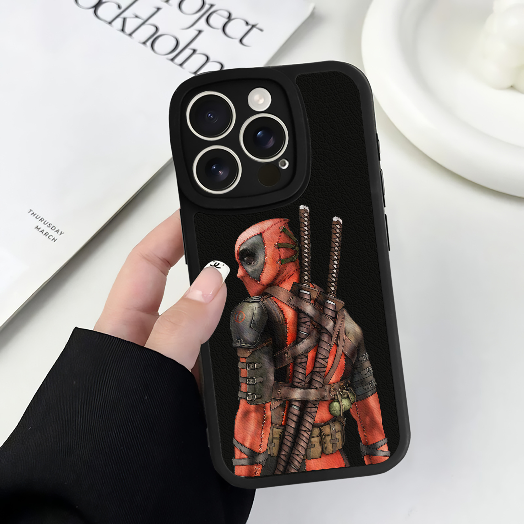 （画像用） Deadpool デッドプール 【iPhone 16シリーズ対応】シリコンスマホケース（レザー調） 材質：シリコン